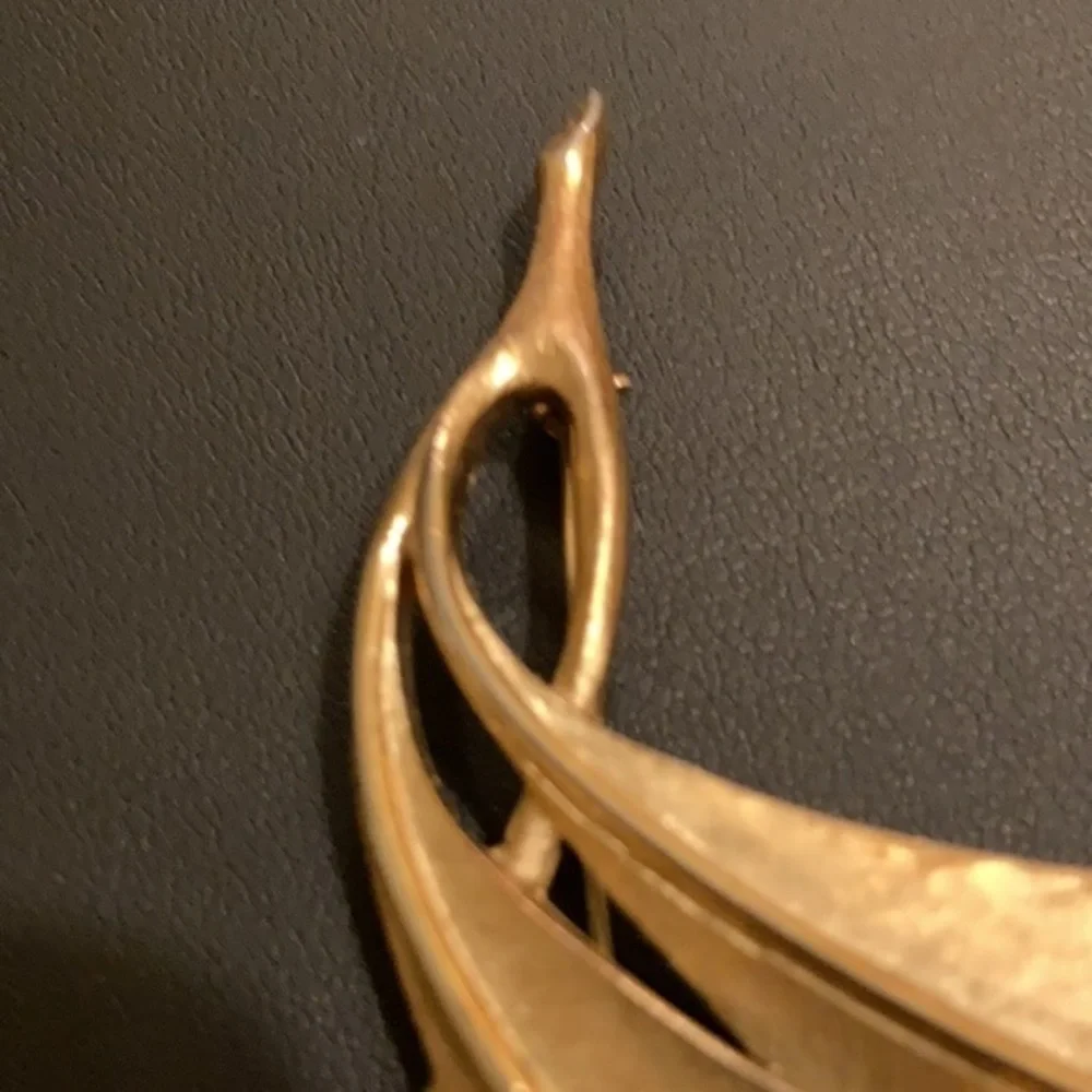 Vintage Trifari gold tone double leaf pin